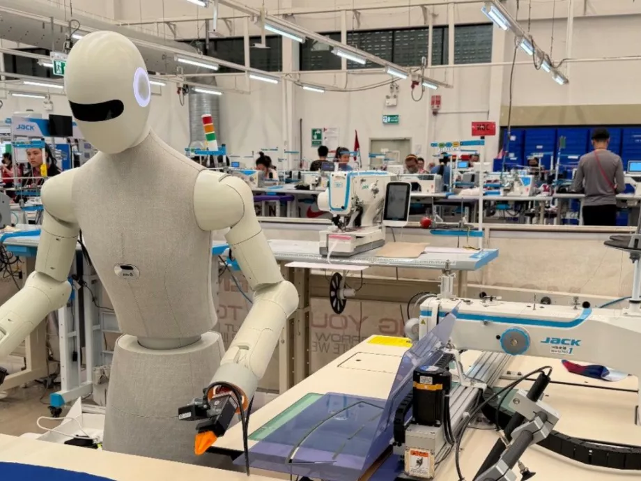 Ládapakoló humanoidok és gázszivárgást szimatoló robotkutyák