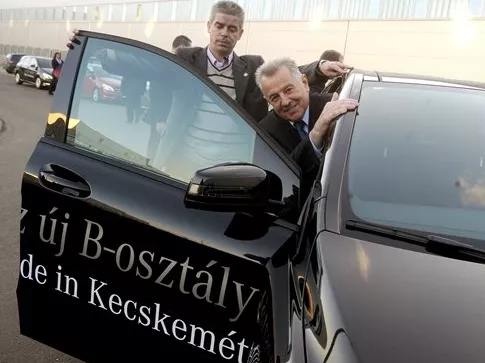 Gyöngülő dinamika, mérsékelt derűlátás