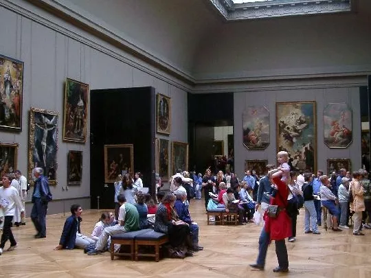 A Louvre az első