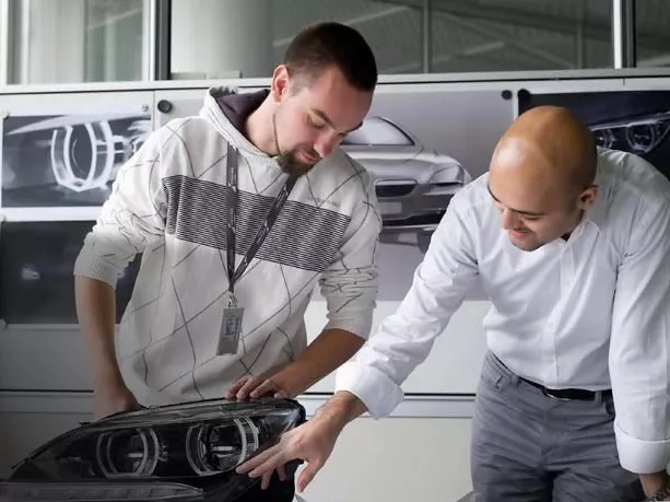 Laptop és bőrnadrág