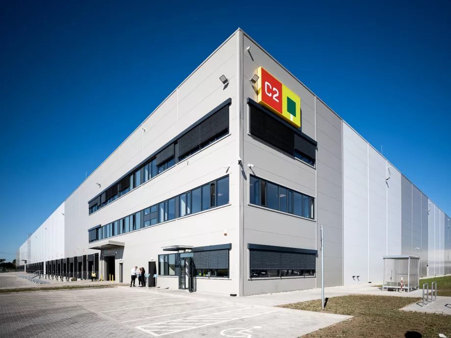 Ultramodern, robotizált raktárat adtak át Üllőn