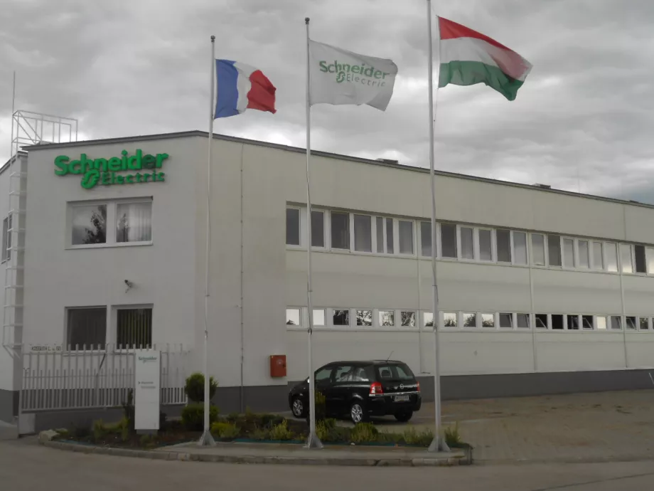 Új festőüzemet és lemezmegmunkáló gépet kapott a kunszentmiklósi gyár