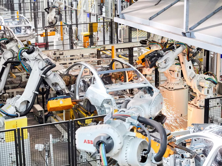 1300 robotot szállítanak az elektromos járművek következő generációjának gyártásához