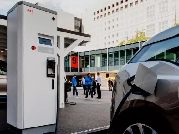 Világszerte szaporodnak az elektromos autók