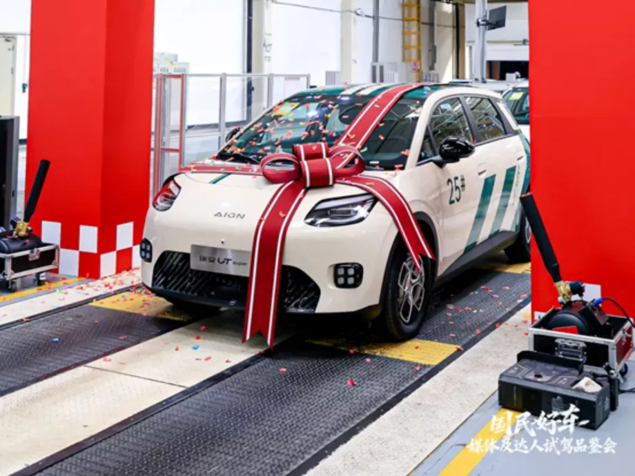 99 másodperc alatt cserélhető akkumulátorral érkezett a CATL új elektromos autója