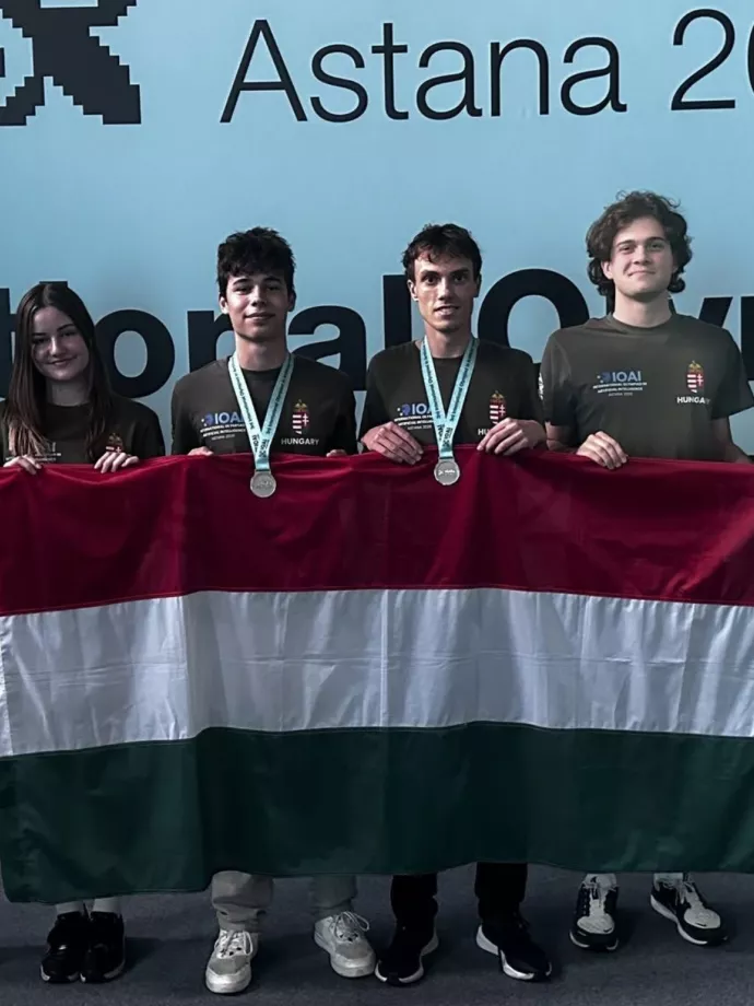 Két magyar ezüst az MI-diákolimpián