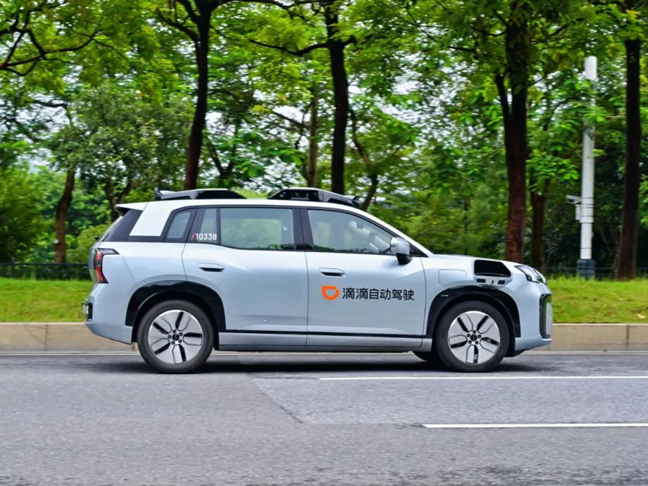 Kínában már utasokat visz, Európát pedig meghódítaná a robotaxi