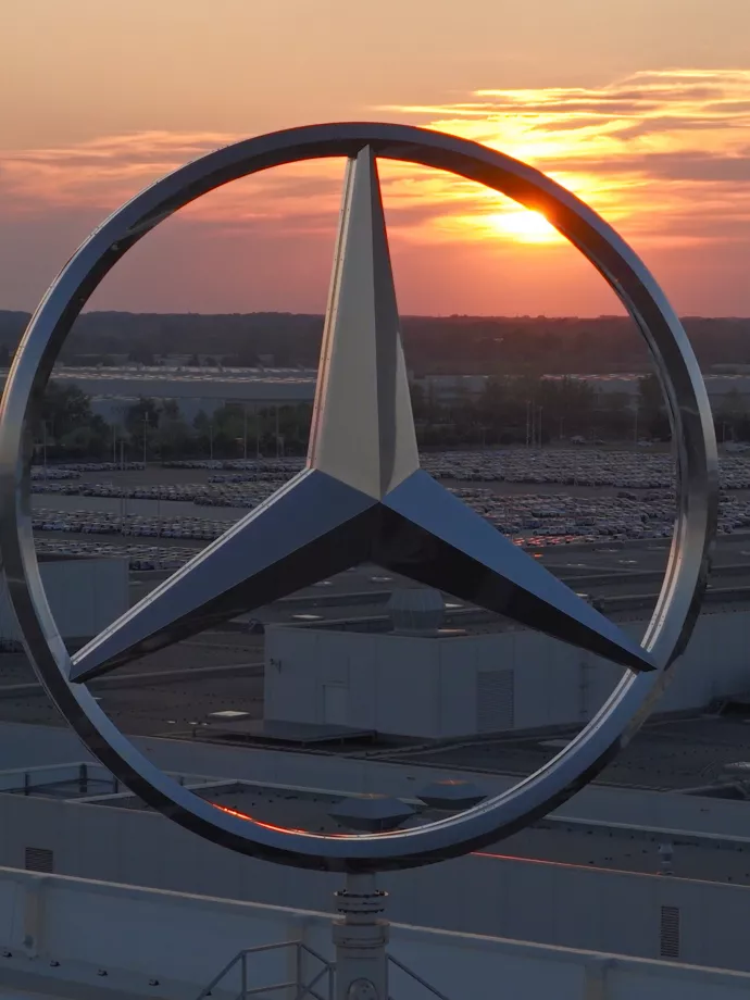 A Mercedes-Benz megduplázta magyarországi gyárának területét és megkezdte az új elektromos C-osztály sorozatgyártását