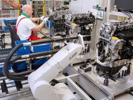Újabb kollaboratív robot a motorgyártásban
