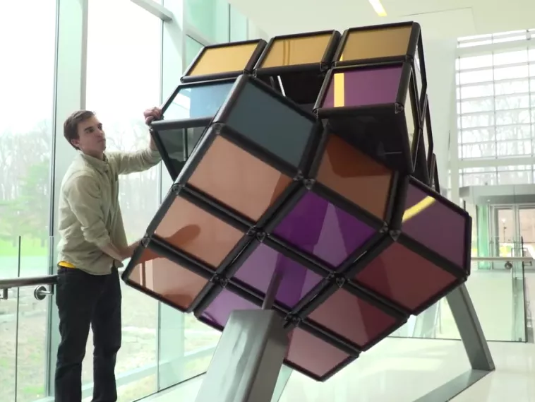 Íme, a világ legnagyobb szabadon álló Rubik-kockája