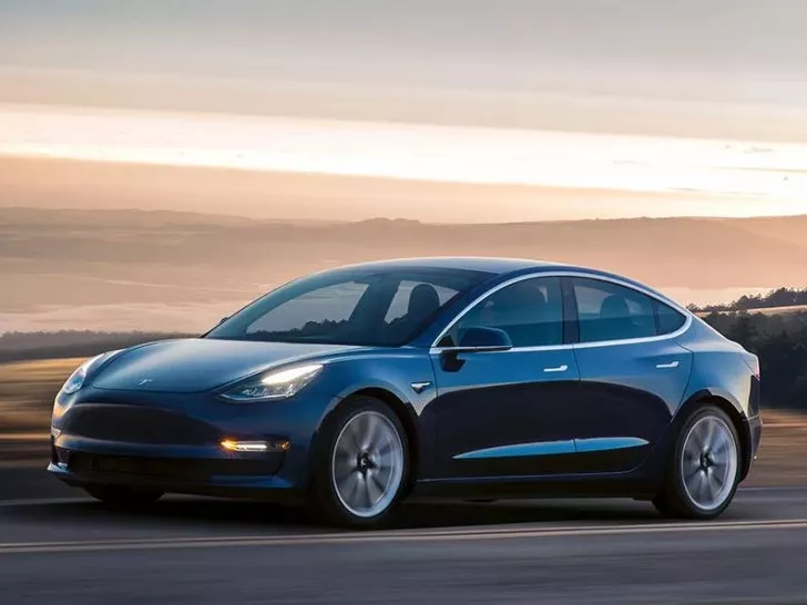 Bemutatták a Tesla új elektromos népautóját