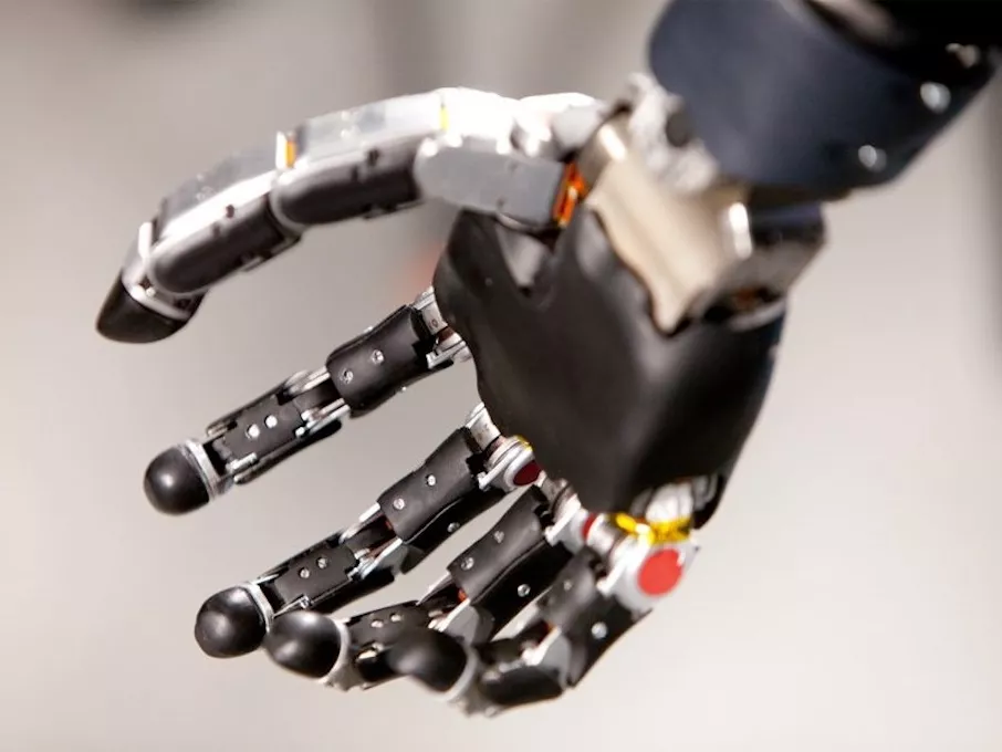 Elmével irányítható robotkart kap egy floridai férfi