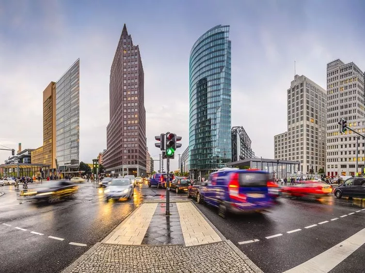 Miniszteri kritika és felszólítás e-mobilitás ügyben