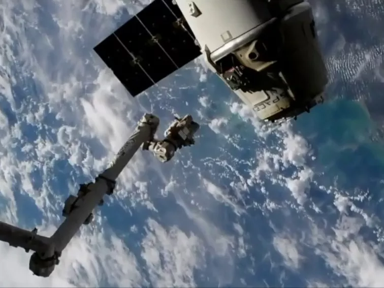 Az óceánba csobbant a SpaceX űrkapszulája