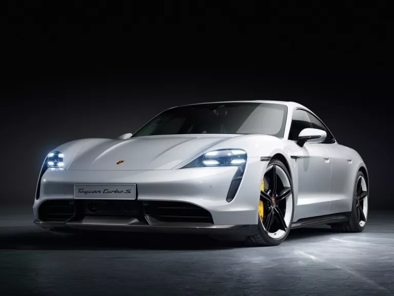 Itt vannak az elektromosan is villámgyors Porschék