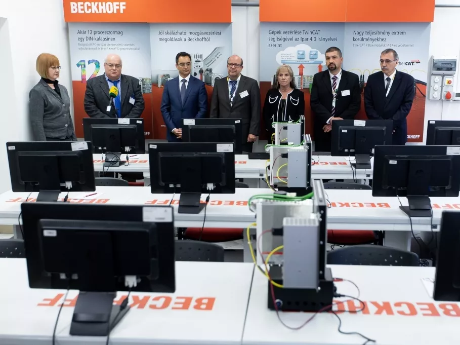 Referencialaboratóriumot adott át a Beckhoff a Debreceni Egyetemen