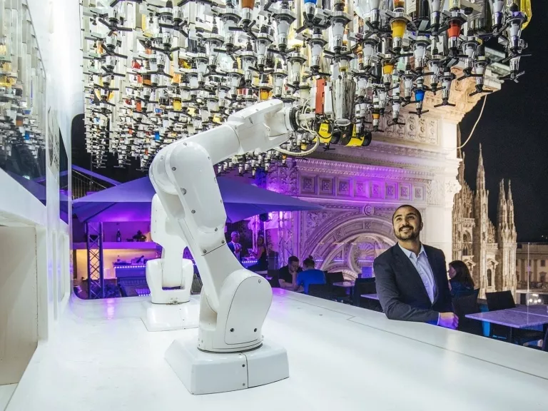 Toni, a bárpultos robot