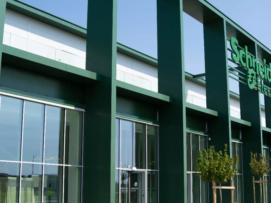 Új okosgyárat nyitott Magyarországon a Schneider Electric