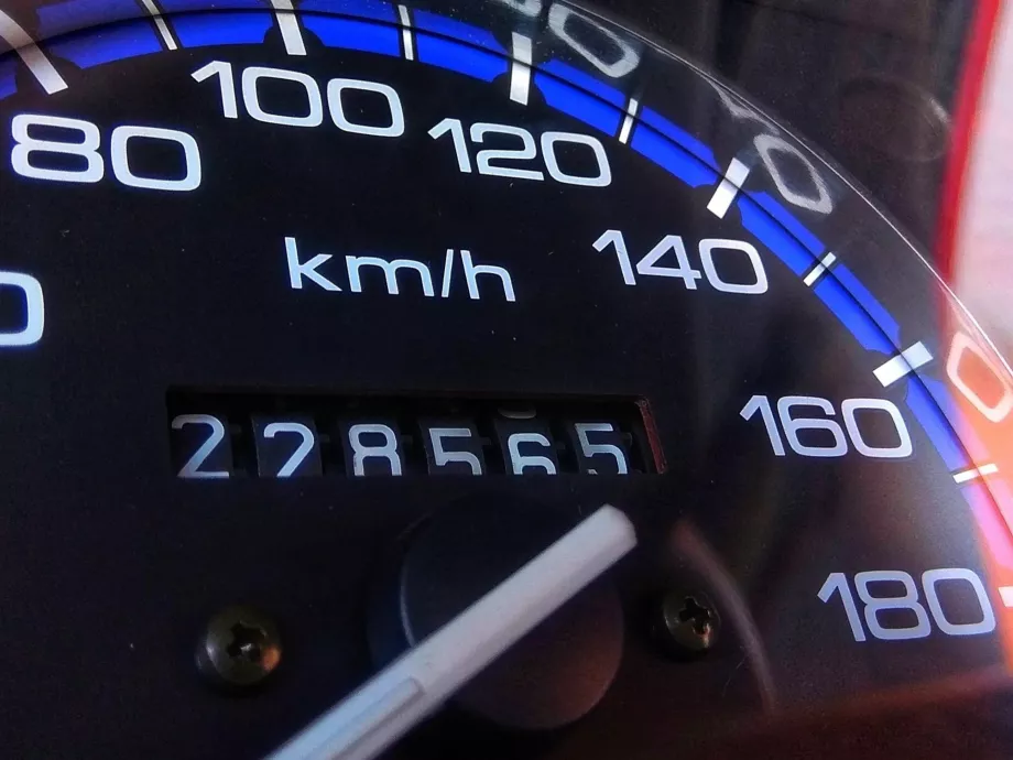 Kiderült, mennyire tekerik az elektromos autók kilométeróráját