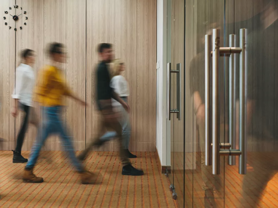 Mivel telik a munkaidő, és miért maradnak el a magyar bérek a nyugatiaktól?