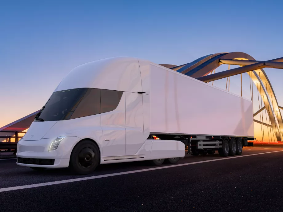 Megérkezik Európába a Tesla elektromos nyergesvontatója