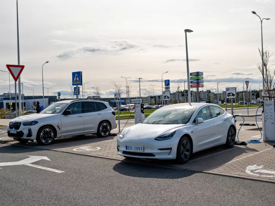 A BMW először adott el több elektromos járművet Európában, mint a Tesla