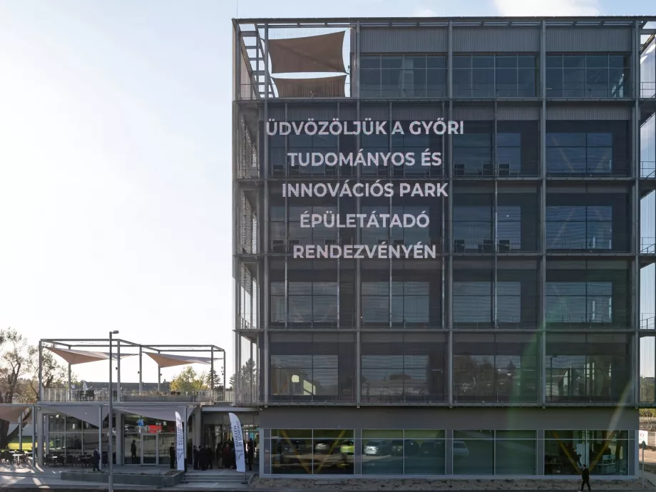 Átadták a „kockát”,a Széchenyi István Egyetem Győri Innovációs Parkját