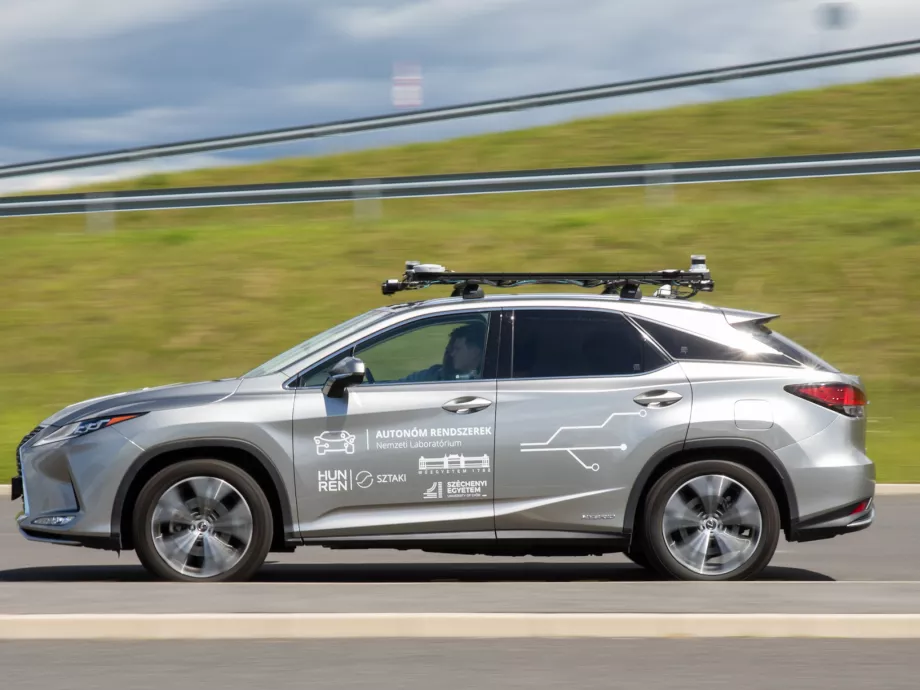 Így spórol üzemanyagot helyettünk a hazai fejlesztésű autonóm rendszer
