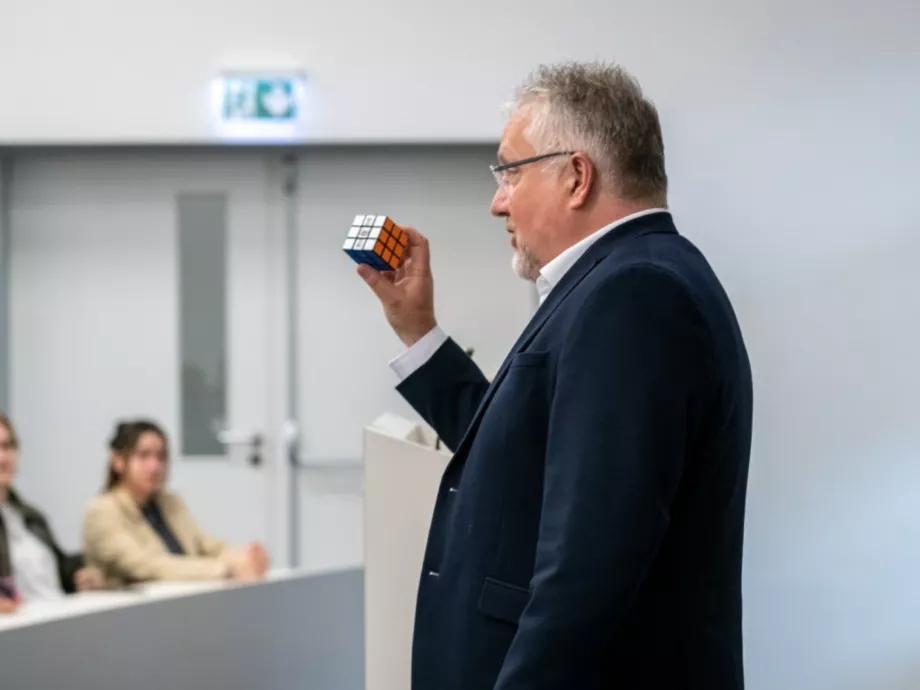 Az autóipar jövőjét alakítja a JLR és a BME