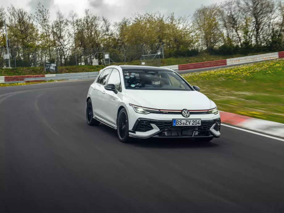 Egyedi fejlesztésű Bridgestone-abroncsokon érkezik a Volkswagen Golf GTI 50