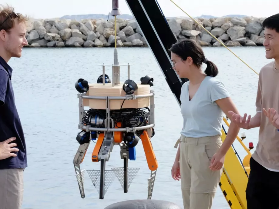 Robotokkal tisztítanák a tengerek fenekét
