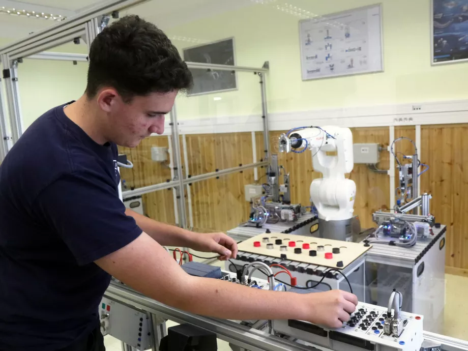 Átadták a miskolci villamosipari technikum új ipari robotika laborját