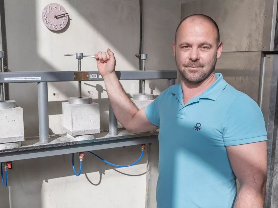 Egyedülálló építőipari vizsgálatokat végez a Széchenyi István Egyetem laboratóriuma