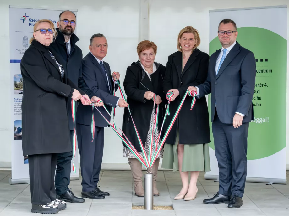 Időkapszulát helyeztek el a Győri Járműipari Tudásközpont leendő helyszínén
