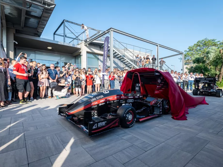 Bemutatta első elektromos autóját a győri Formula Student-csapat