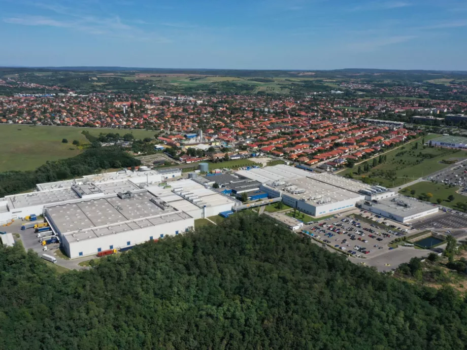A geotermikus energia a jövő: termálvíz hasznosítására törekszik a csömöri gyár