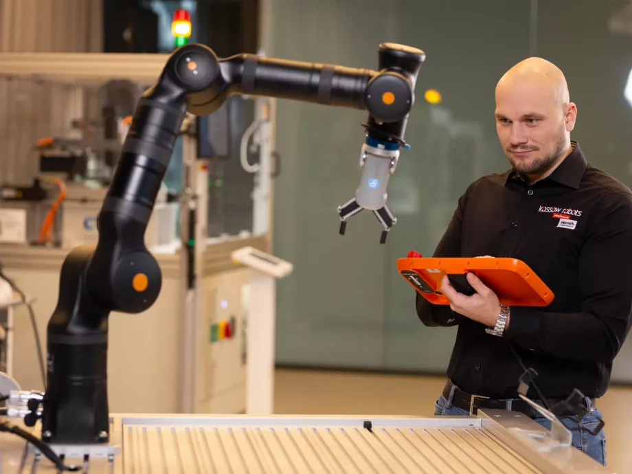 Egy robotkar, ami nem kérdez – csak dolgozik