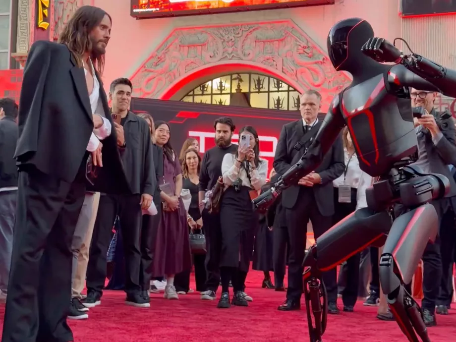 A Tesla robotja kungfuzott a Tron: Ares premierjén, miközben per fenyegeti a céget